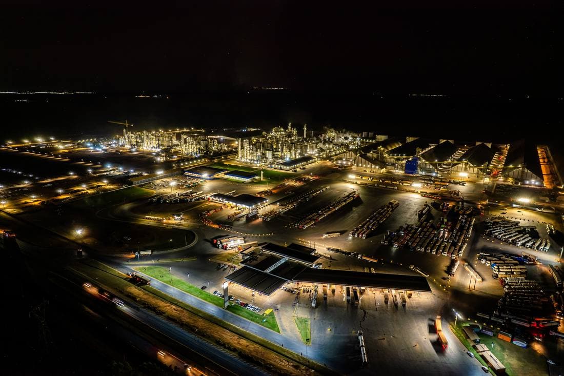 Unidade Inpasa iluminada à noite