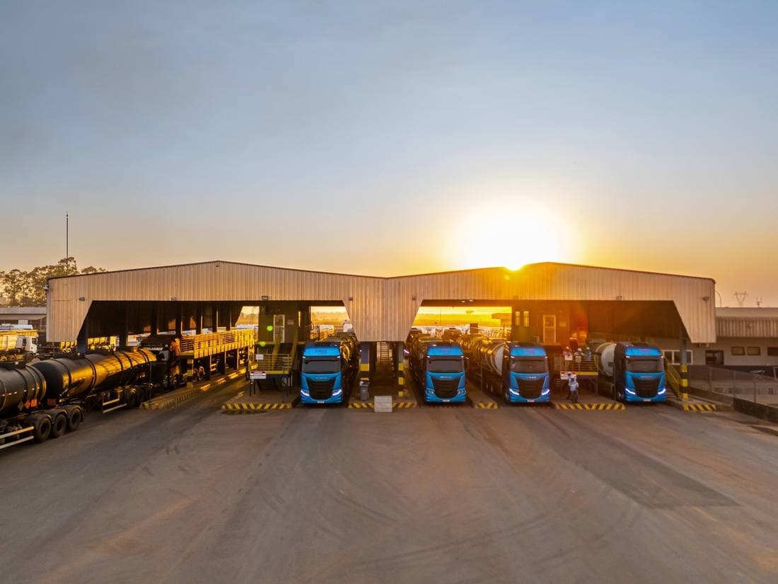 Carregamento de etanol ao pôr do sol