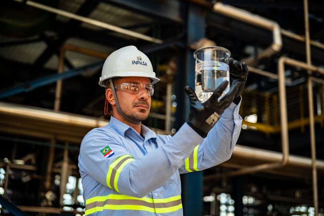 Técnico analisando amostra de etanol neutro