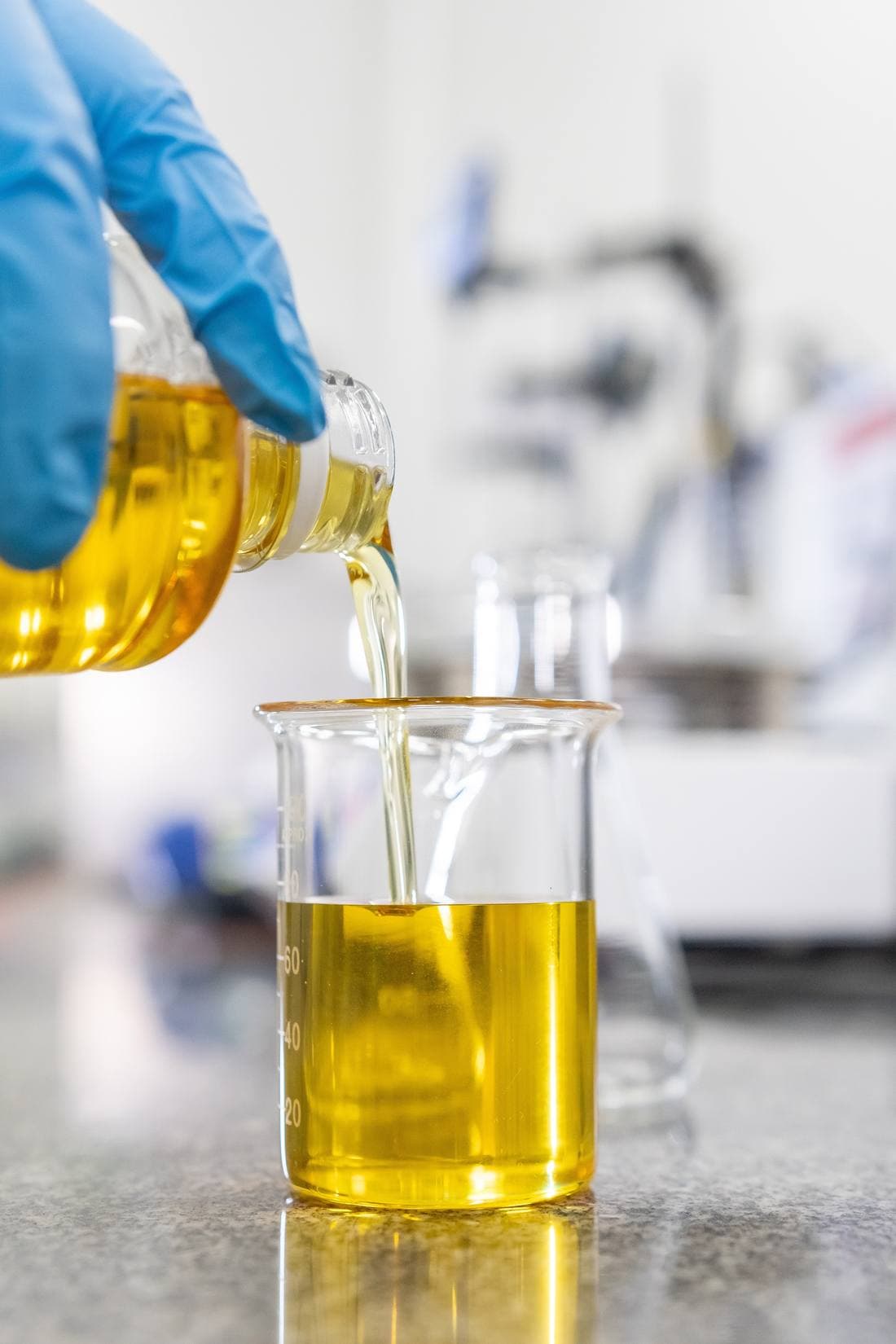 Óleo vegetal em análise no laboratório
